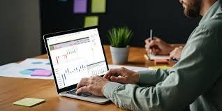 Pessoa usando aplicativo de finanças para controlar gastos e sair do vermelho