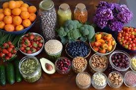 Mesa colorida com alimentos saudáveis, representando uma alimentação inteligente e equilibrada.