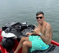 Influenciador digital acusado de fraude em transmissão ao vivo, gerando impactos legais e sociais no ambiente online.