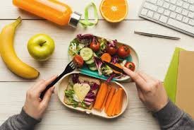 Alimentação saudável no trabalho: frutas, castanhas e água ajudam na produtividade e no foco durante o expediente.